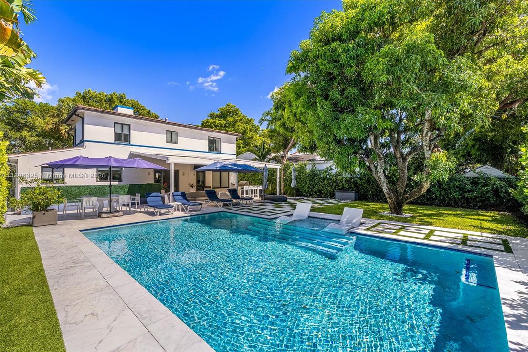 合同活跃: $2,695,000 (3 贝兹, 3 浴室, 2114 平方英尺)