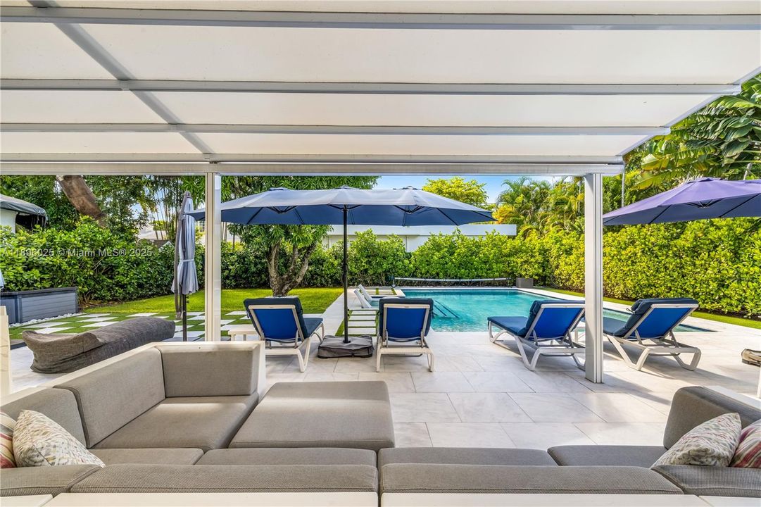 合同活跃: $2,695,000 (3 贝兹, 3 浴室, 2114 平方英尺)