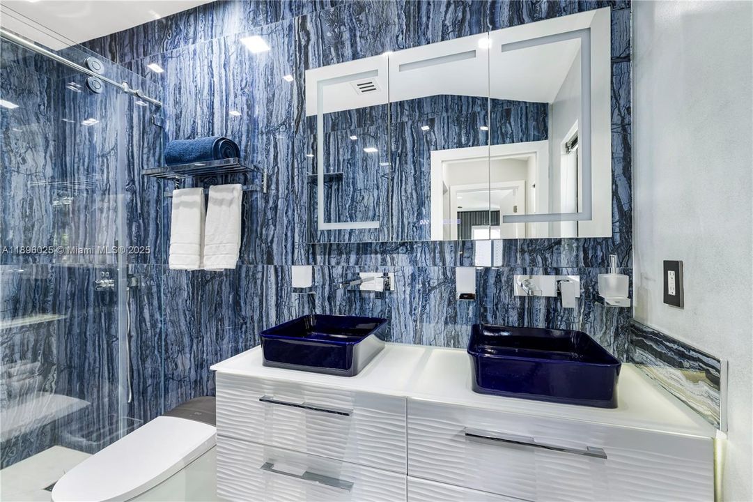 合同活跃: $2,695,000 (3 贝兹, 3 浴室, 2114 平方英尺)