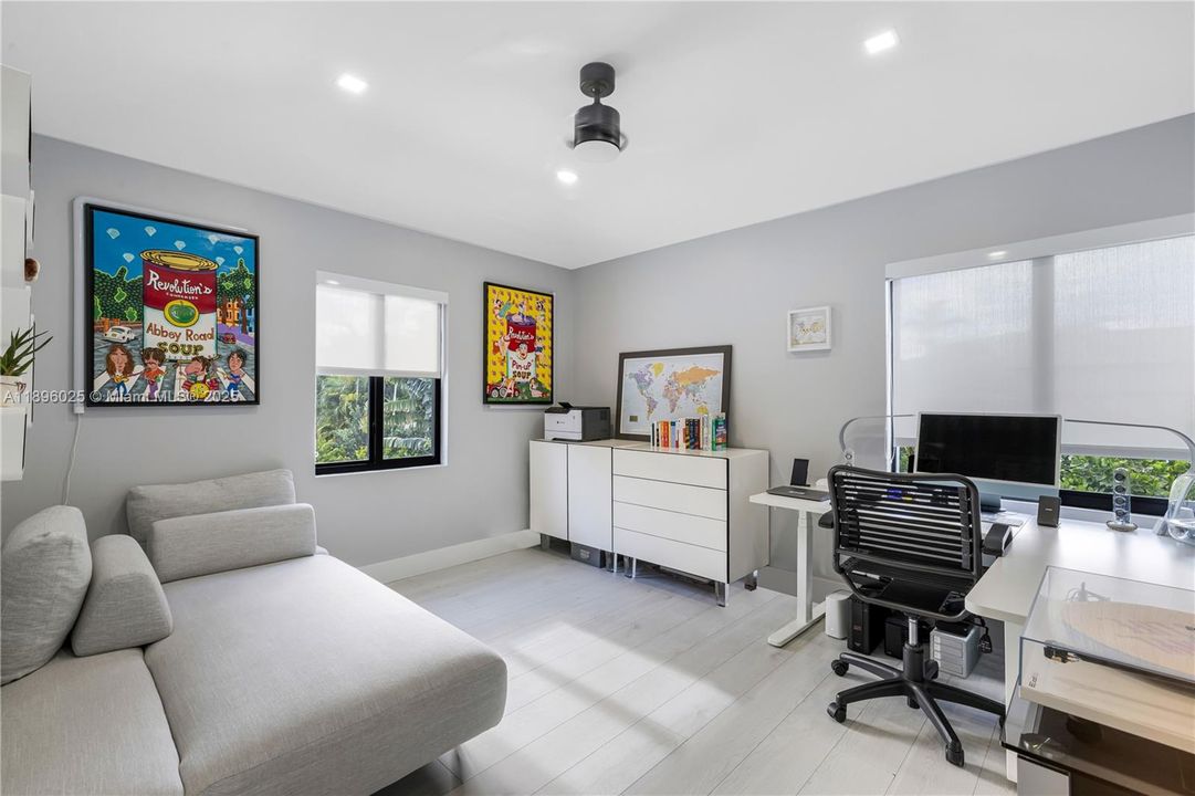 合同活跃: $2,695,000 (3 贝兹, 3 浴室, 2114 平方英尺)