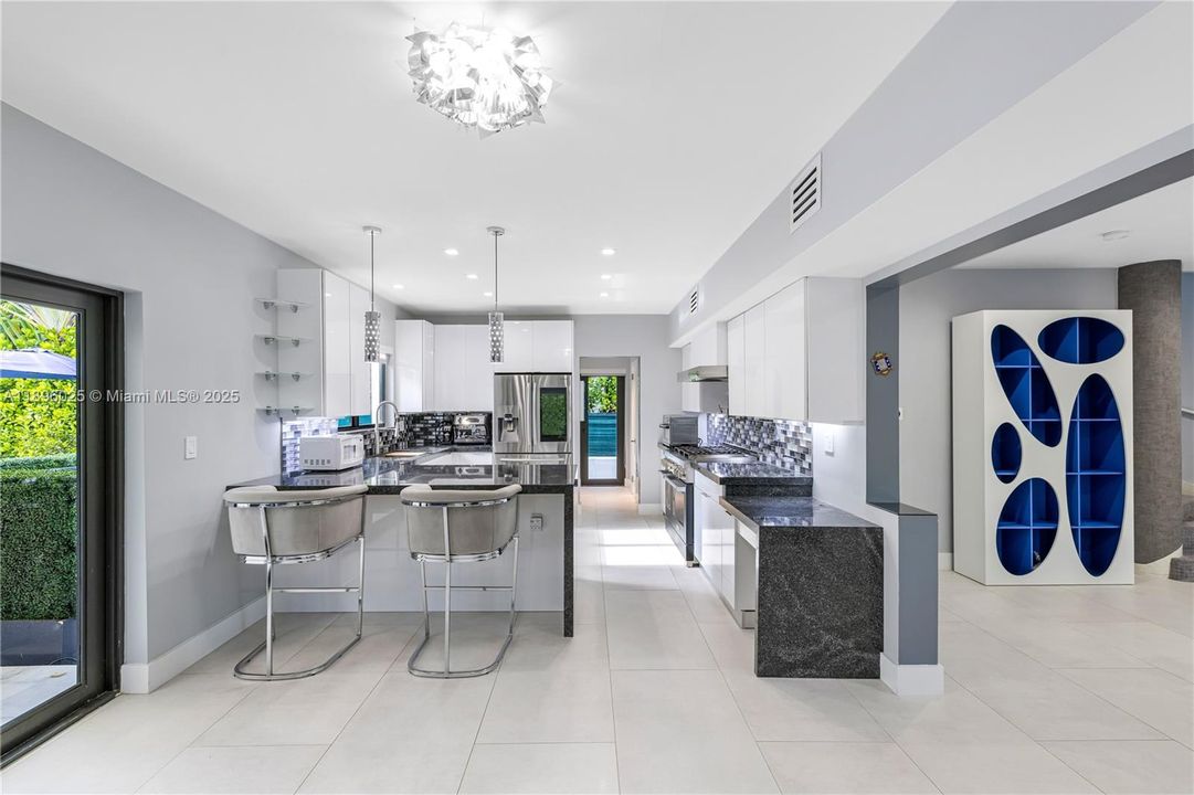 合同活跃: $2,695,000 (3 贝兹, 3 浴室, 2114 平方英尺)