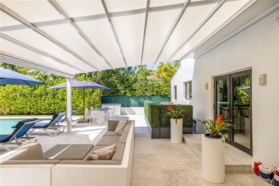 合同活跃: $2,695,000 (3 贝兹, 3 浴室, 2114 平方英尺)