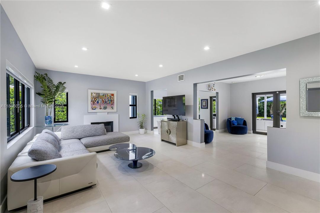 合同活跃: $2,695,000 (3 贝兹, 3 浴室, 2114 平方英尺)