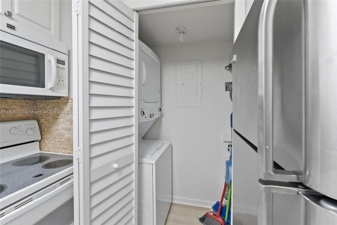 For Sale: $289,000 (2 beds, 2 baths, 1106 Square Feet)