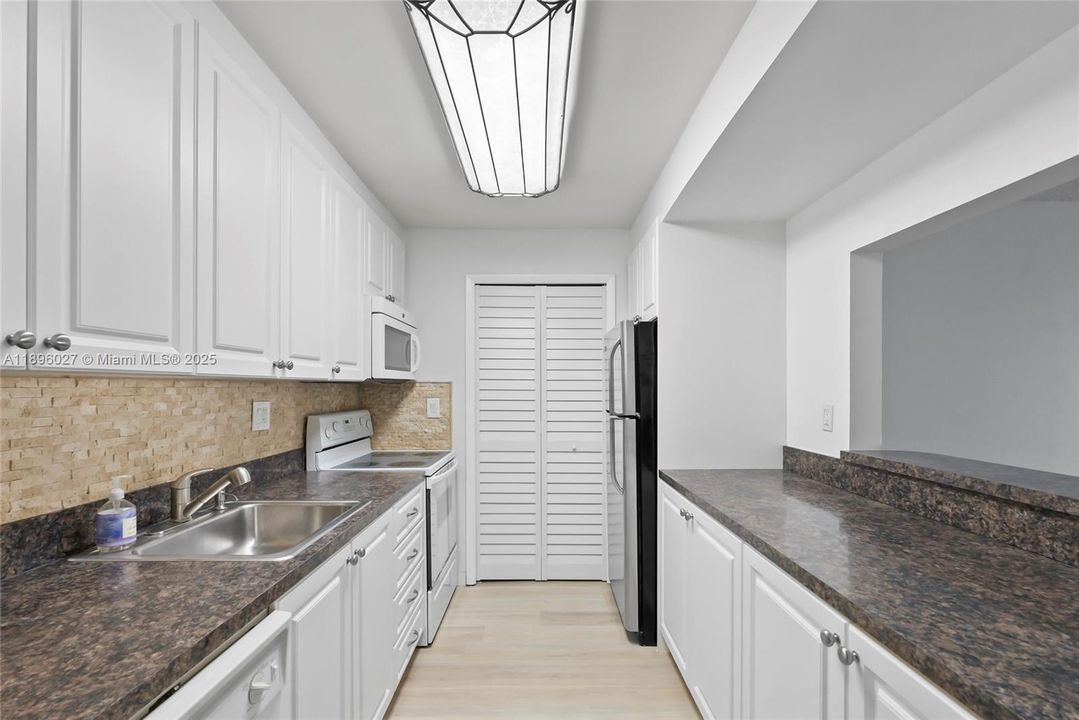 For Sale: $289,000 (2 beds, 2 baths, 1106 Square Feet)