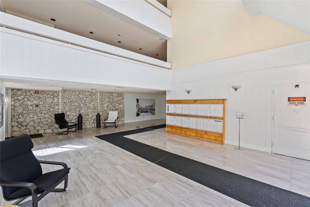 For Sale: $289,000 (2 beds, 2 baths, 1106 Square Feet)