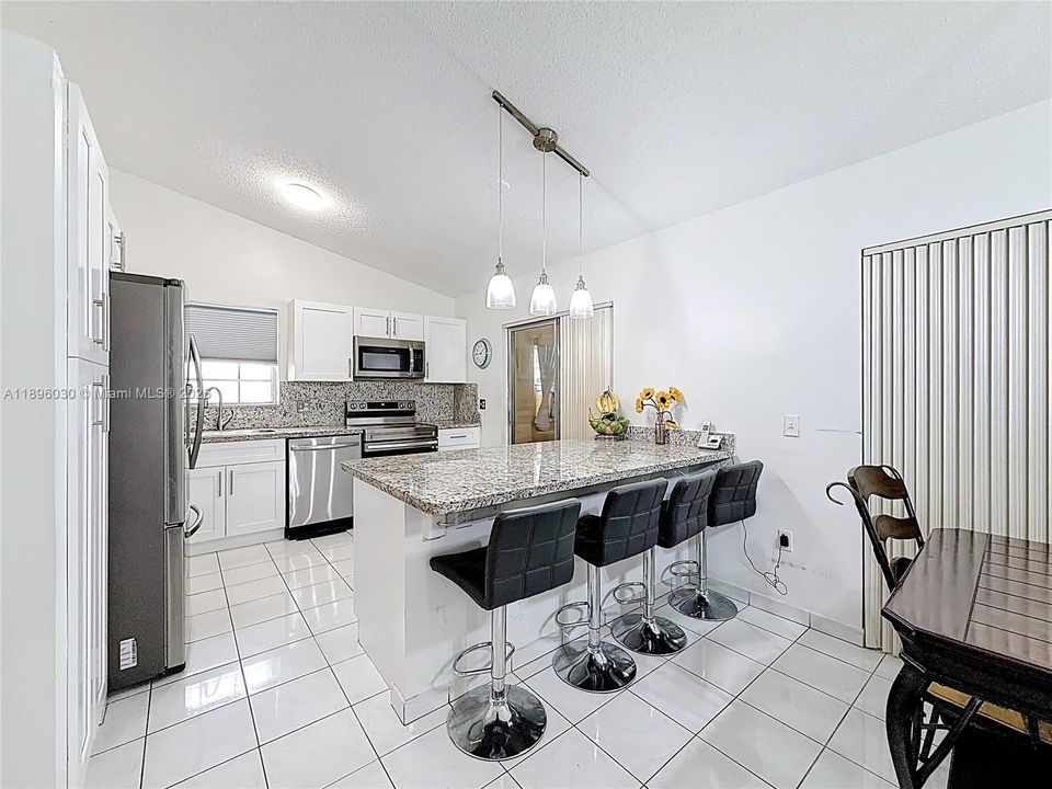 合同活跃: $535,000 (2 贝兹, 2 浴室, 1039 平方英尺)