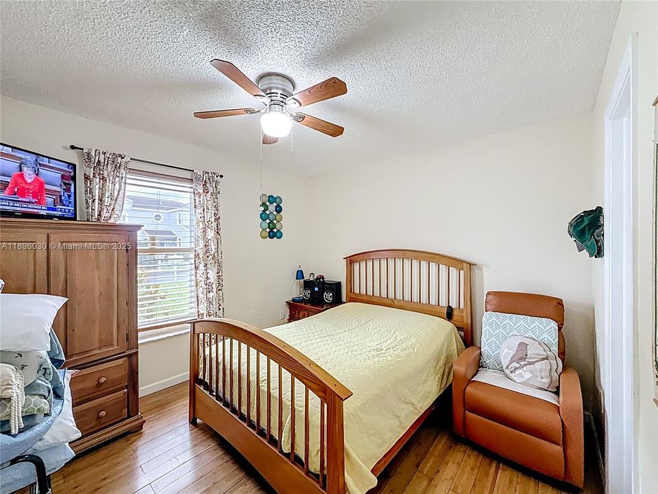 合同活跃: $535,000 (2 贝兹, 2 浴室, 1039 平方英尺)