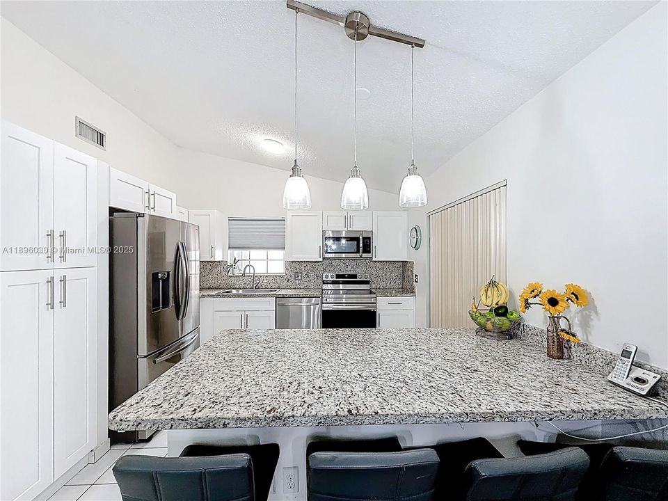 合同活跃: $535,000 (2 贝兹, 2 浴室, 1039 平方英尺)