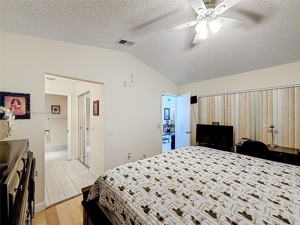 合同活跃: $535,000 (2 贝兹, 2 浴室, 1039 平方英尺)