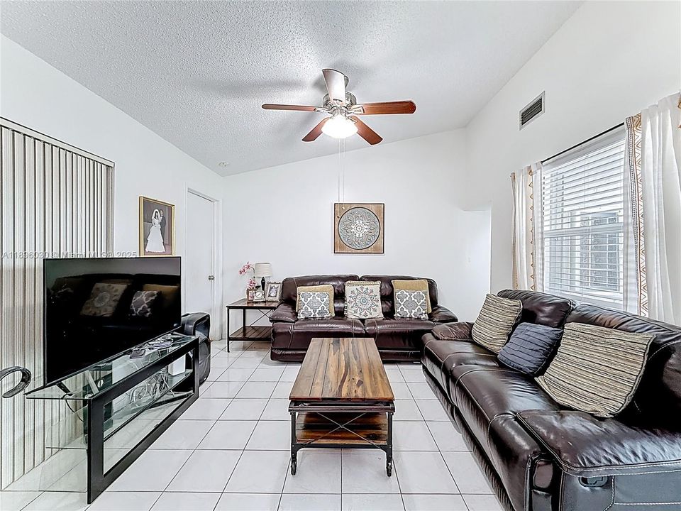 合同活跃: $535,000 (2 贝兹, 2 浴室, 1039 平方英尺)