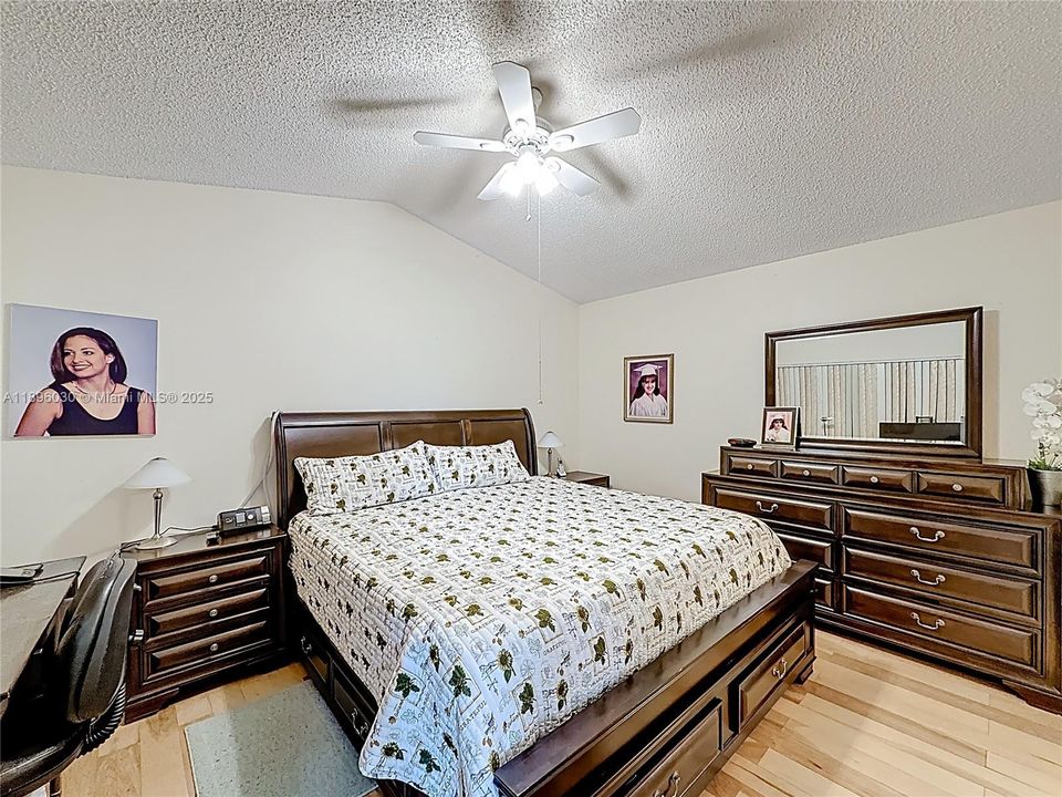 合同活跃: $535,000 (2 贝兹, 2 浴室, 1039 平方英尺)