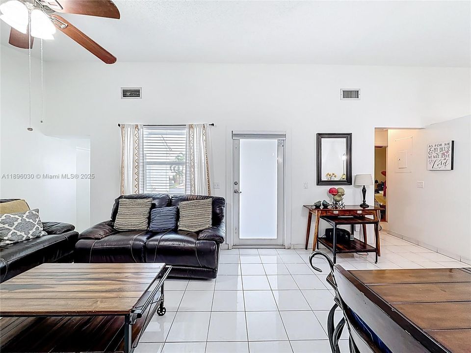 合同活跃: $535,000 (2 贝兹, 2 浴室, 1039 平方英尺)