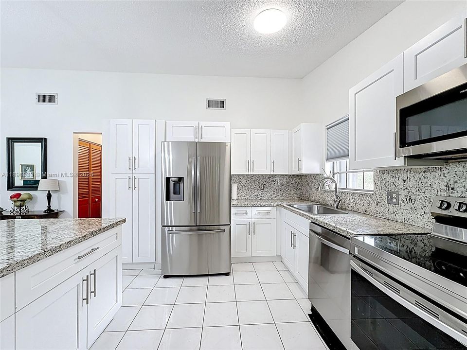 合同活跃: $535,000 (2 贝兹, 2 浴室, 1039 平方英尺)