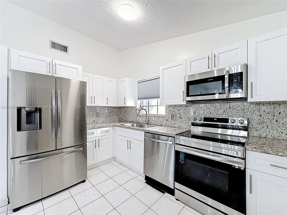 合同活跃: $535,000 (2 贝兹, 2 浴室, 1039 平方英尺)