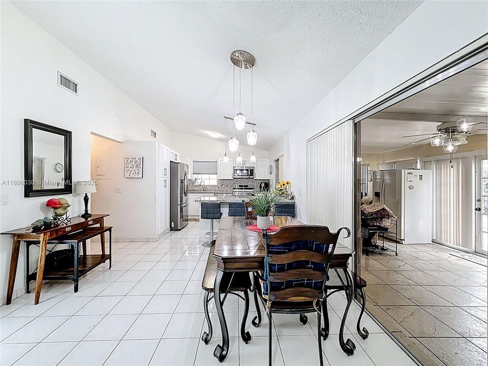 合同活跃: $535,000 (2 贝兹, 2 浴室, 1039 平方英尺)