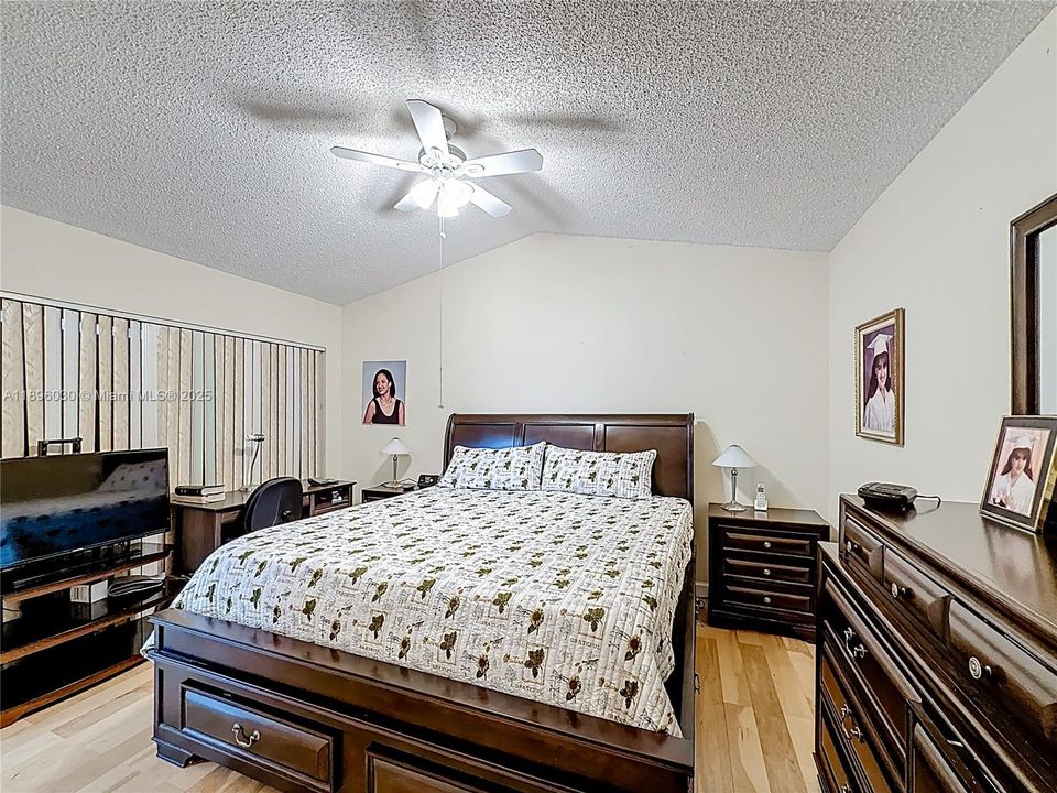 合同活跃: $535,000 (2 贝兹, 2 浴室, 1039 平方英尺)