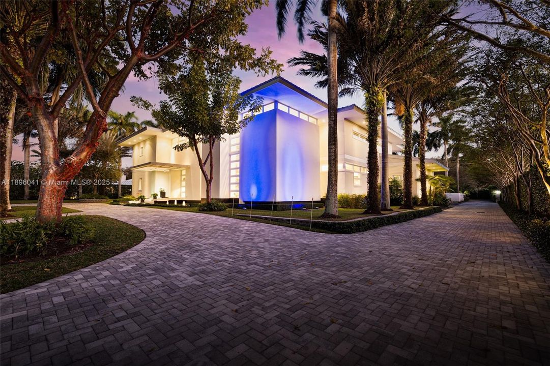 For Sale: $8,400,000 (6 beds, 7 baths, 6970 Square Feet)