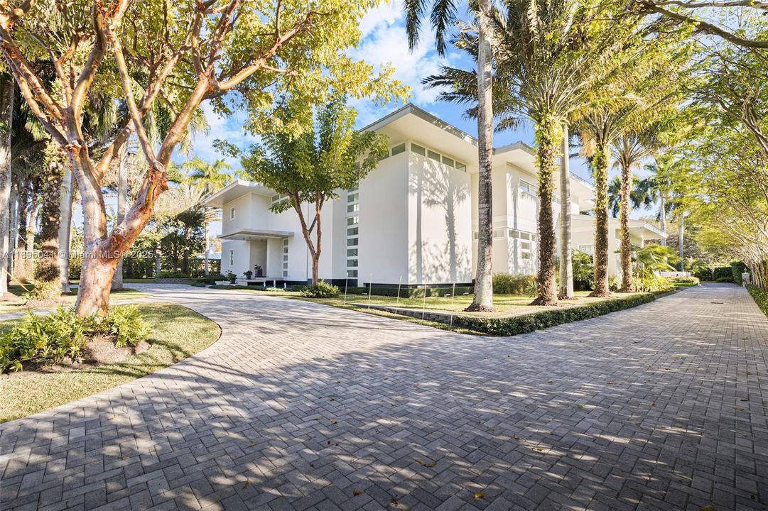 For Sale: $8,400,000 (6 beds, 7 baths, 6970 Square Feet)