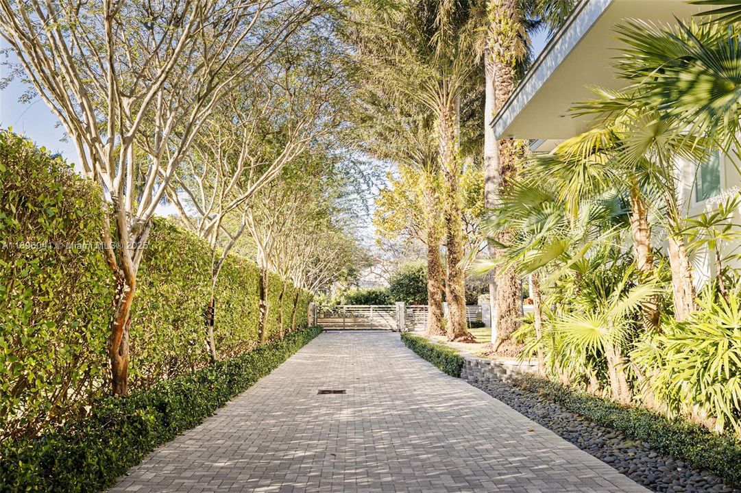 For Sale: $8,400,000 (6 beds, 7 baths, 6970 Square Feet)