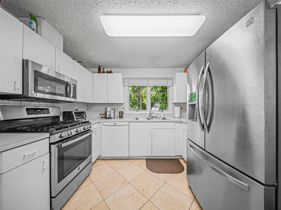 На продажу: $895,000 (3 спален, 2 ванн, 1653 Квадратных фут)