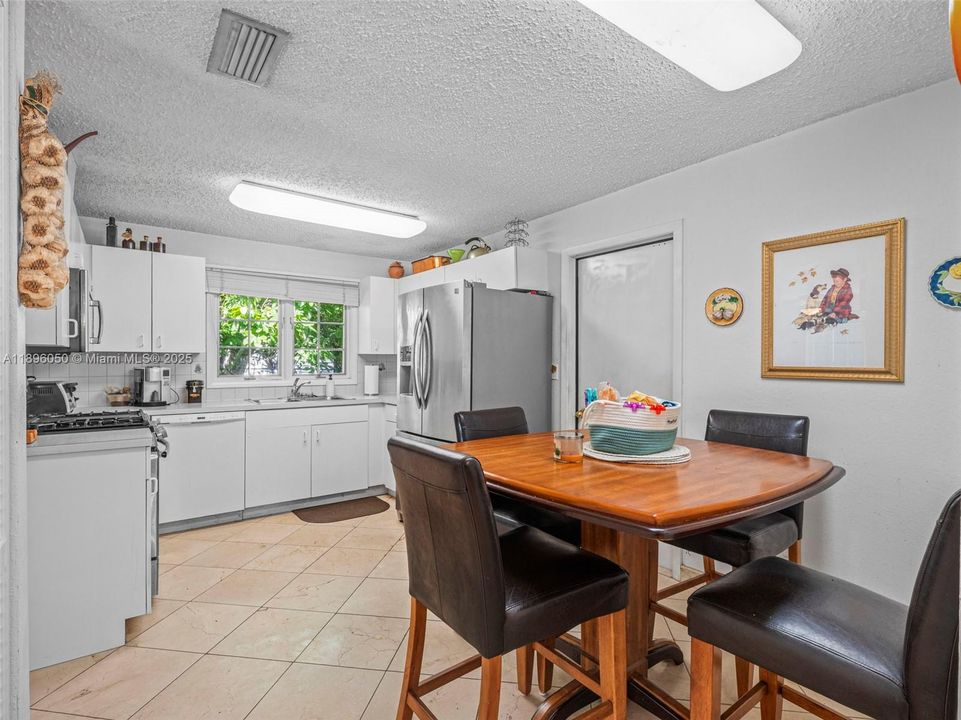 На продажу: $895,000 (3 спален, 2 ванн, 1653 Квадратных фут)