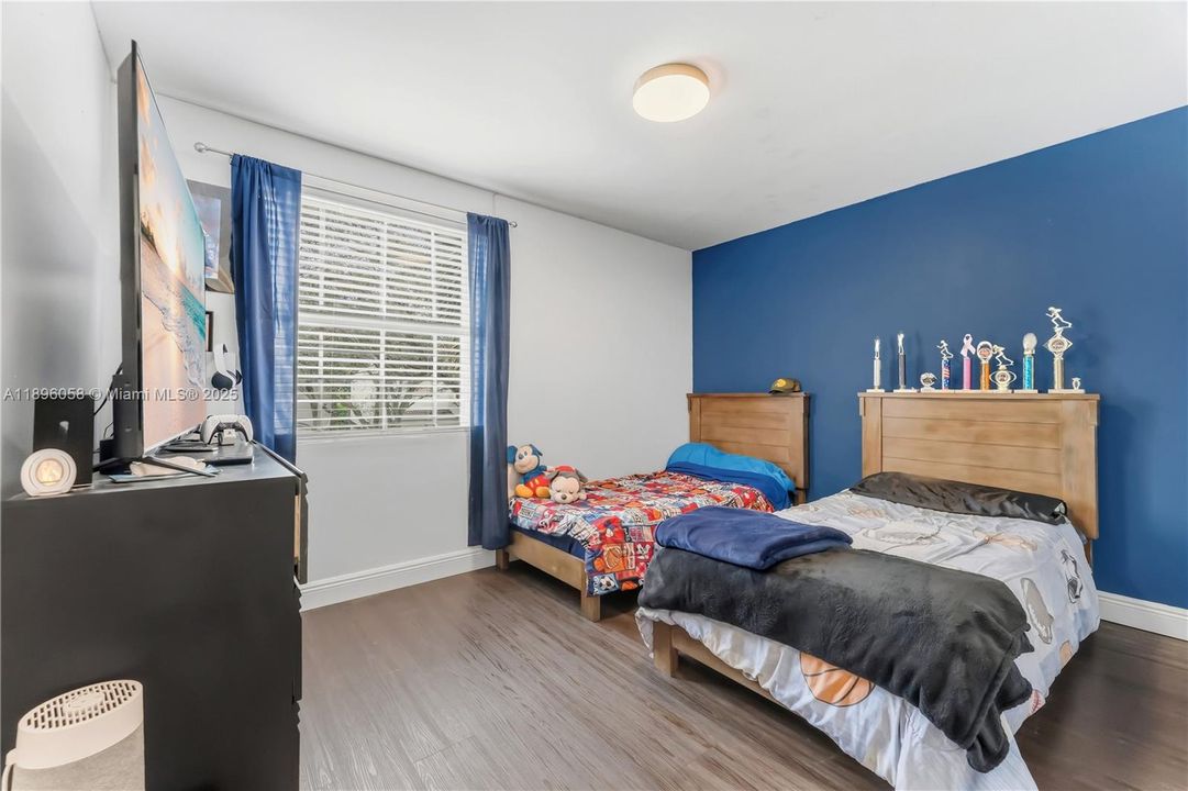 For Sale: $559,000 (3 beds, 2 baths, 1738 Square Feet)