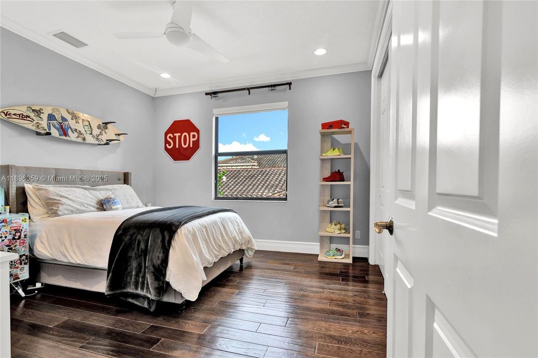 出租: $14,998 (6 贝兹, 5 浴室, 4331 平方英尺)