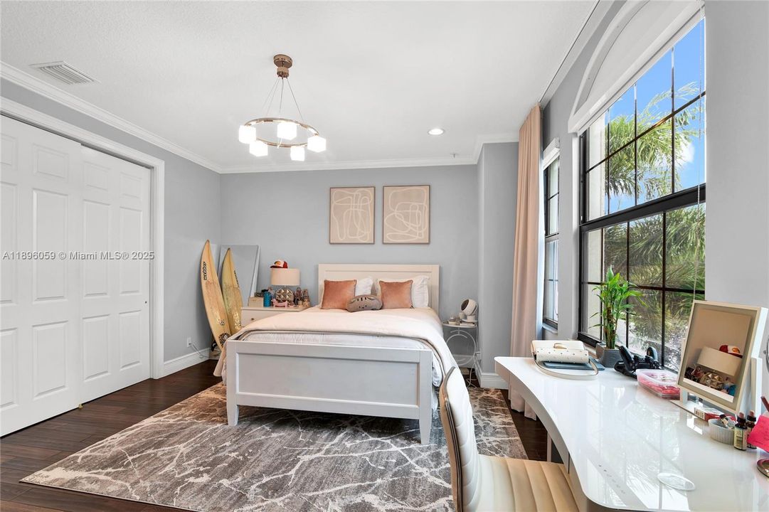 出租: $14,998 (6 贝兹, 5 浴室, 4331 平方英尺)