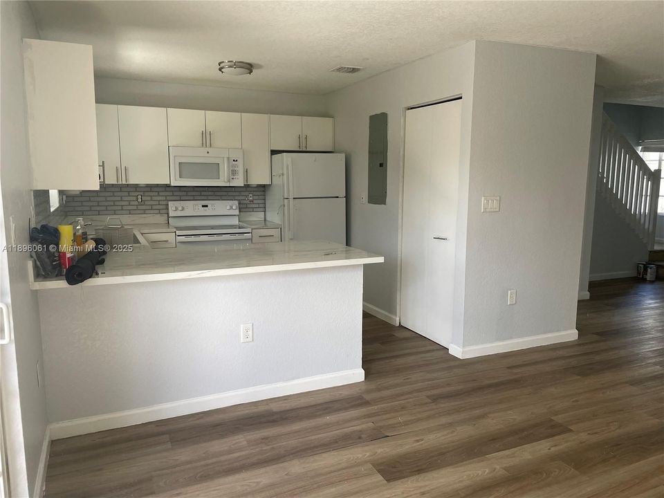For Rent: $2,300 (3 beds, 2 baths, 1276 Square Feet)