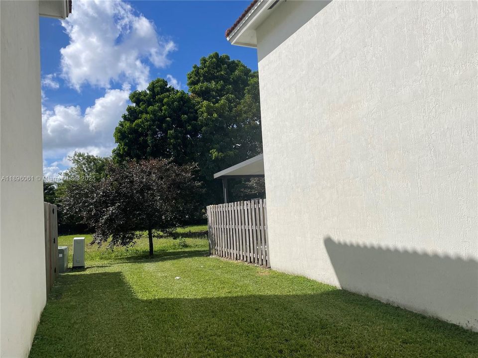 For Rent: $2,300 (3 beds, 2 baths, 1276 Square Feet)