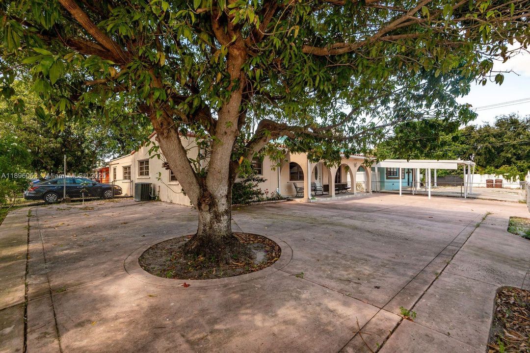 For Sale: $665,000 (5 beds, 2 baths, 1847 Square Feet)