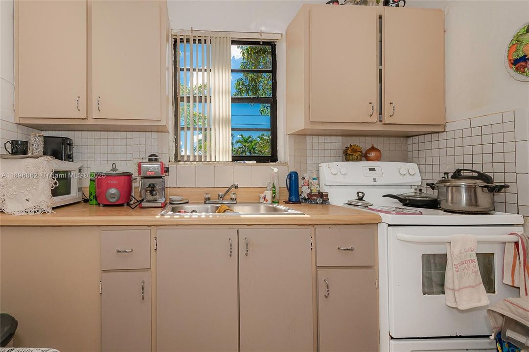 For Sale: $665,000 (5 beds, 2 baths, 1847 Square Feet)