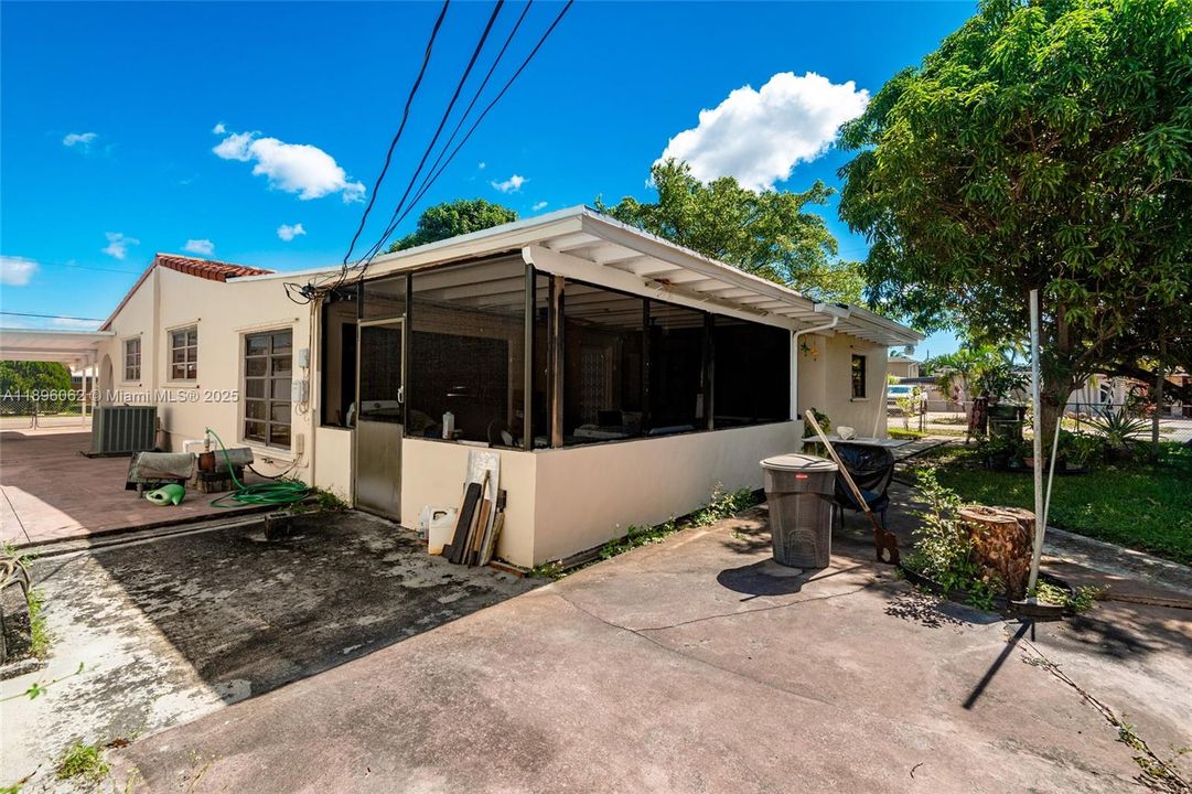 For Sale: $665,000 (5 beds, 2 baths, 1847 Square Feet)