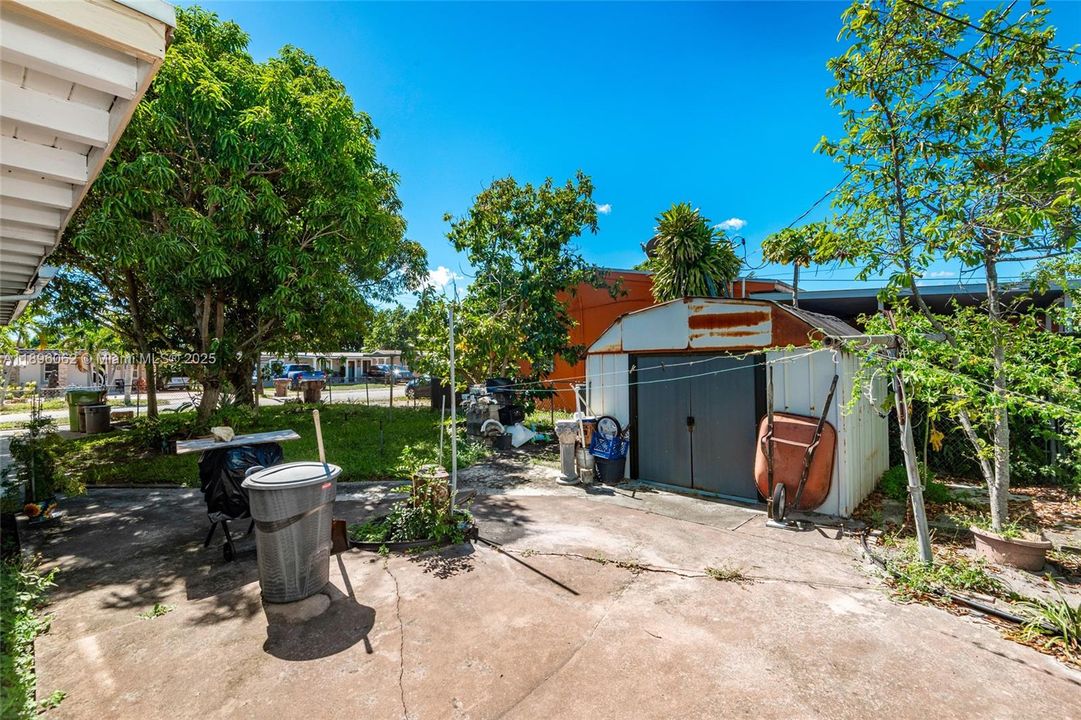 For Sale: $665,000 (5 beds, 2 baths, 1847 Square Feet)