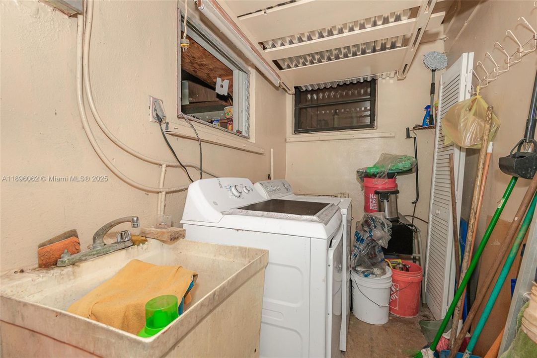 For Sale: $665,000 (5 beds, 2 baths, 1847 Square Feet)