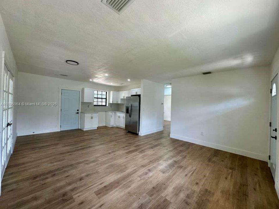 For Sale: $439,000 (2 beds, 1 baths, 929 Square Feet)