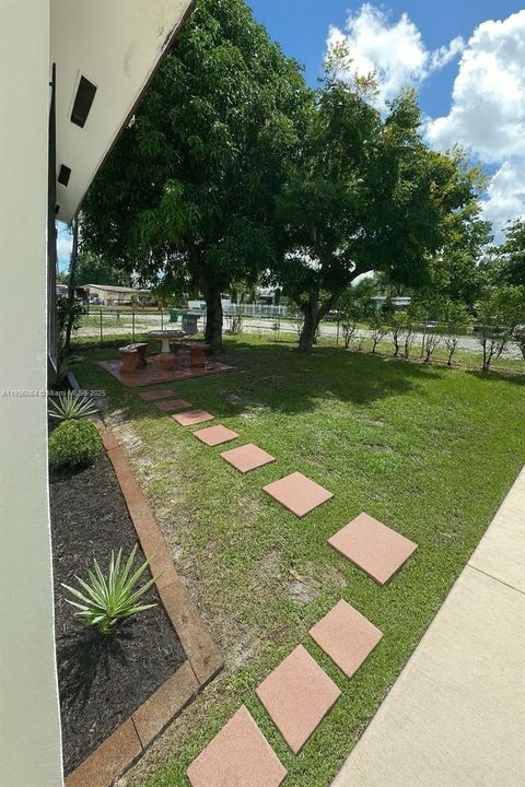 For Sale: $439,000 (2 beds, 1 baths, 929 Square Feet)