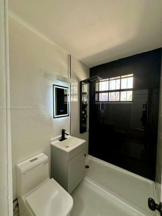 For Sale: $439,000 (2 beds, 1 baths, 929 Square Feet)