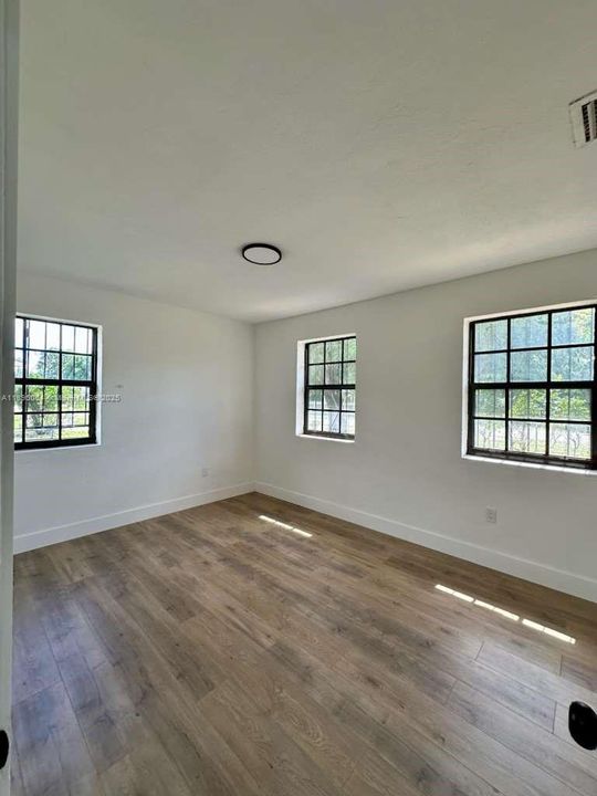 For Sale: $439,000 (2 beds, 1 baths, 929 Square Feet)