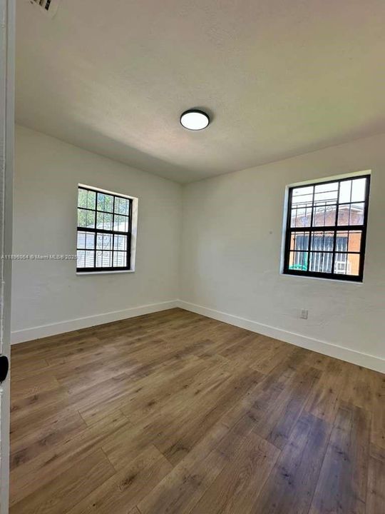 For Sale: $439,000 (2 beds, 1 baths, 929 Square Feet)