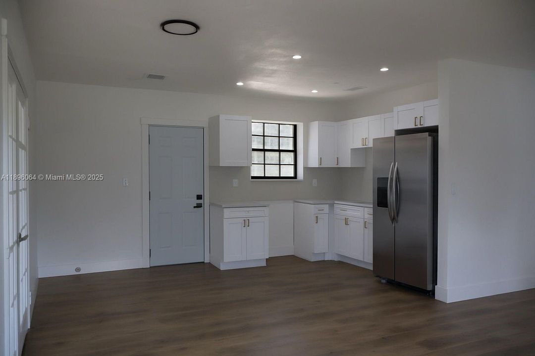 For Sale: $439,000 (2 beds, 1 baths, 929 Square Feet)