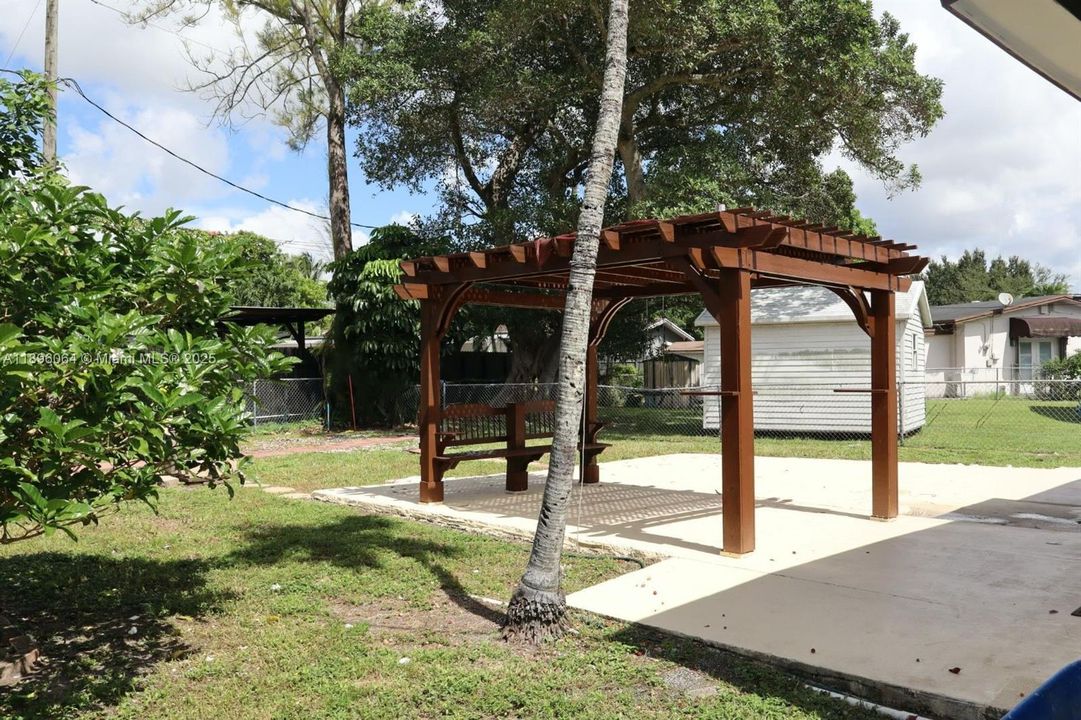 For Sale: $439,000 (2 beds, 1 baths, 929 Square Feet)