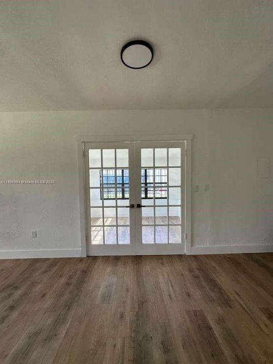 For Sale: $439,000 (2 beds, 1 baths, 929 Square Feet)