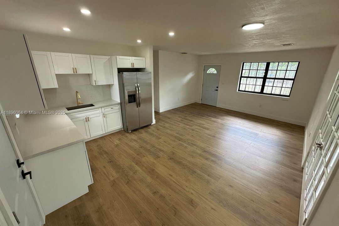 For Sale: $439,000 (2 beds, 1 baths, 929 Square Feet)