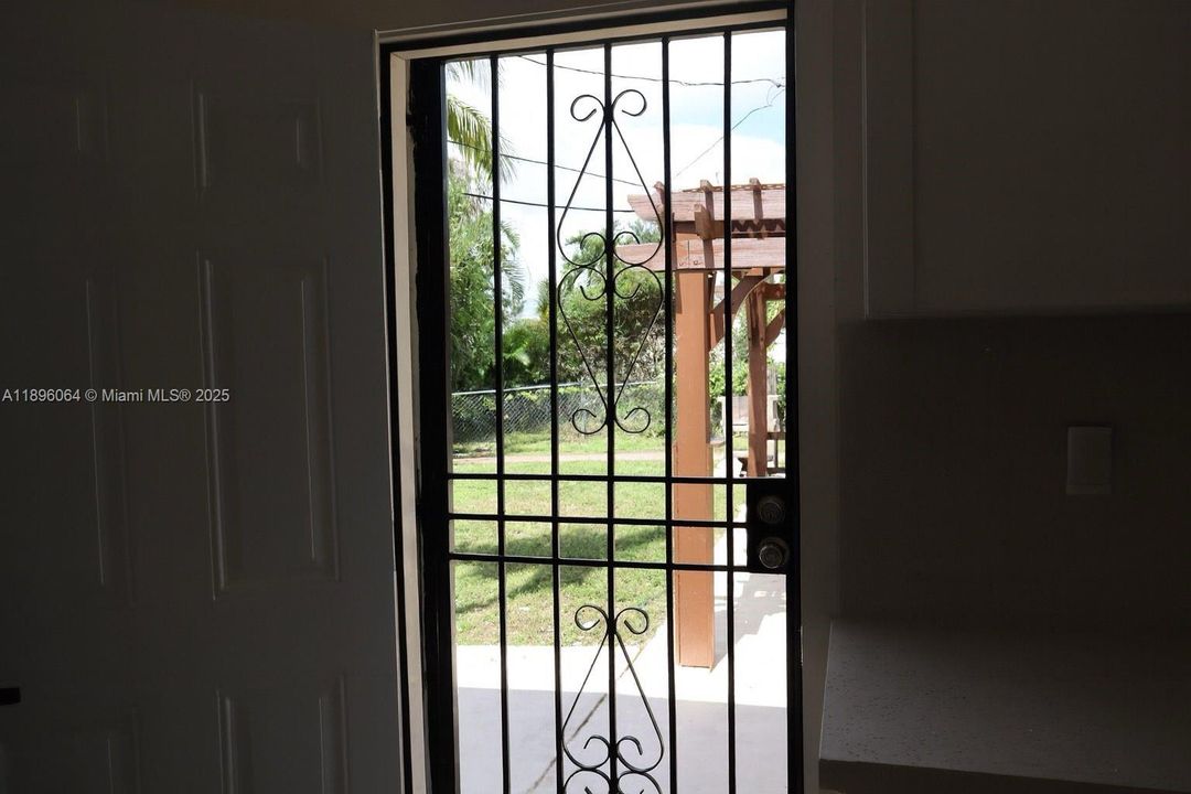 For Sale: $439,000 (2 beds, 1 baths, 929 Square Feet)