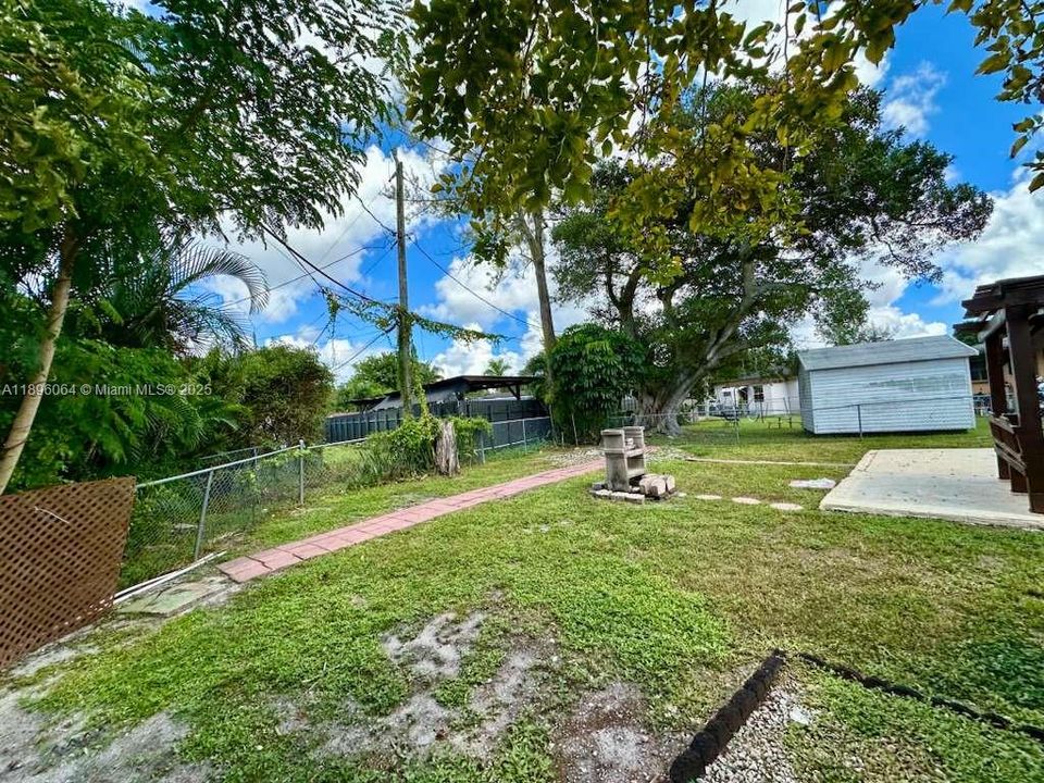 For Sale: $439,000 (2 beds, 1 baths, 929 Square Feet)