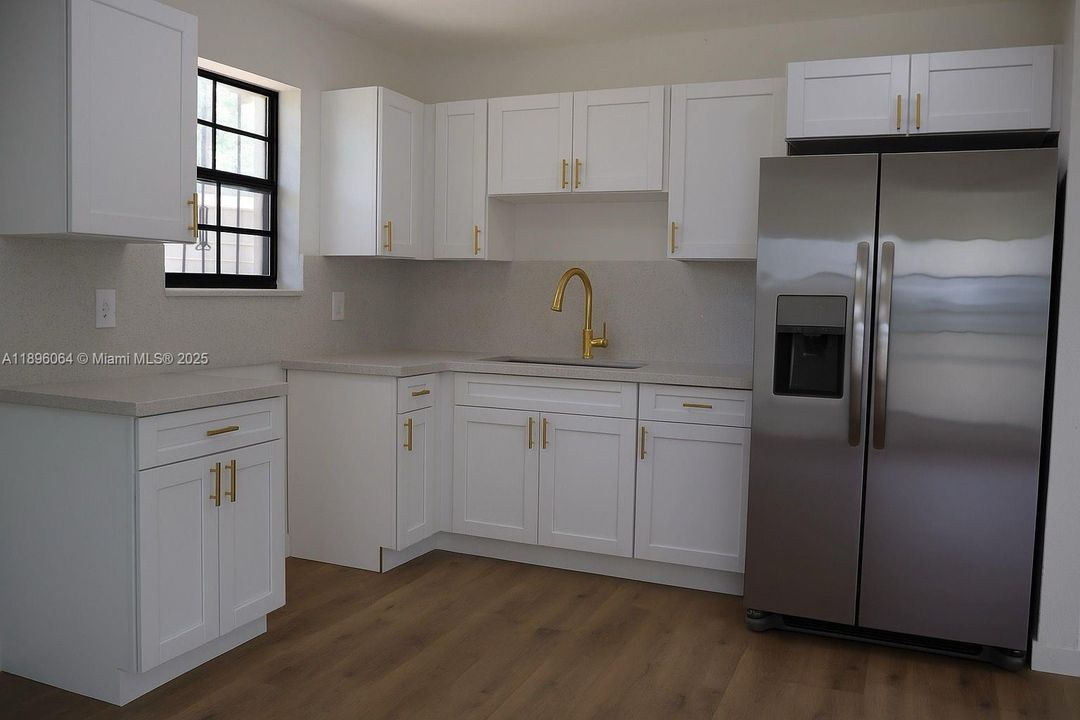 For Sale: $439,000 (2 beds, 1 baths, 929 Square Feet)