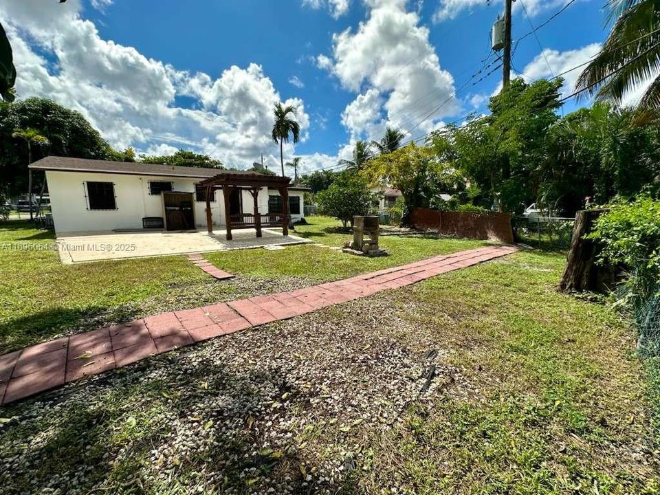 For Sale: $439,000 (2 beds, 1 baths, 929 Square Feet)