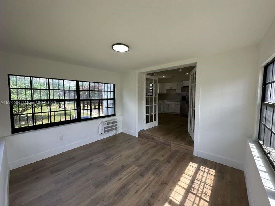 For Sale: $439,000 (2 beds, 1 baths, 929 Square Feet)